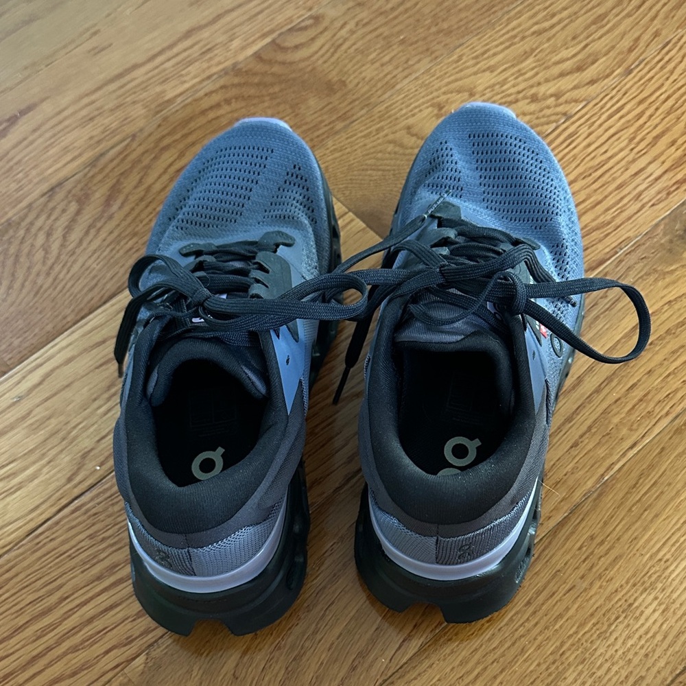 On Running Women’s OnCloudStratus Size 5